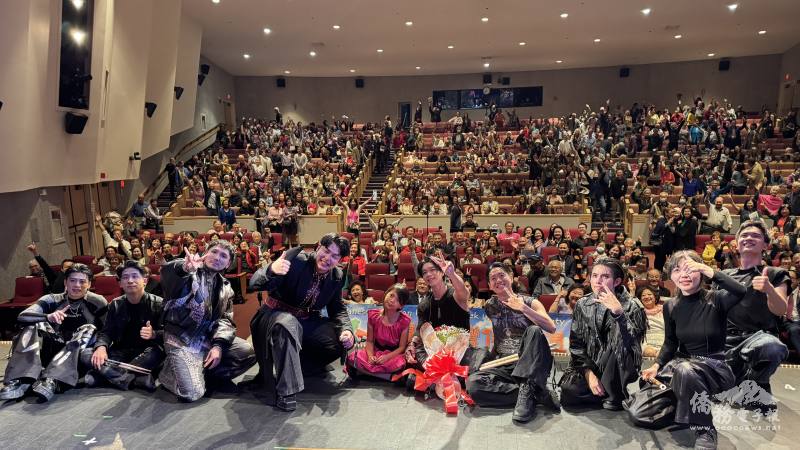 十鼓擊樂團團員與橙縣觀眾合影