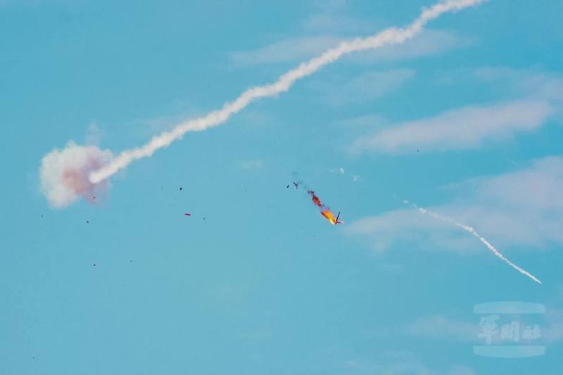 刺針飛彈精準命中靶機，迸射出一片火光。（軍聞社記者林庭暉攝）