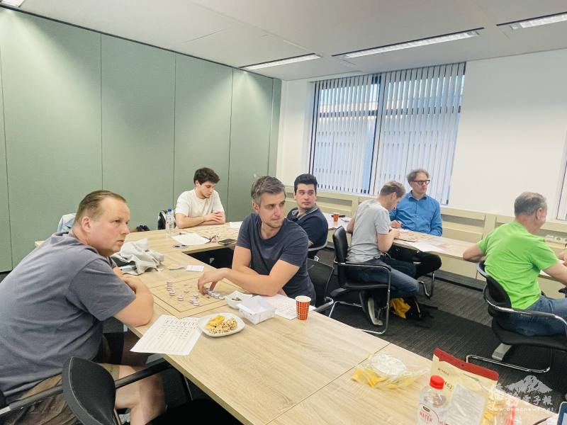 TCML-南荷臺灣廠商聯誼會參與的學員關注聆聽老師講解暗棋遊戲規則