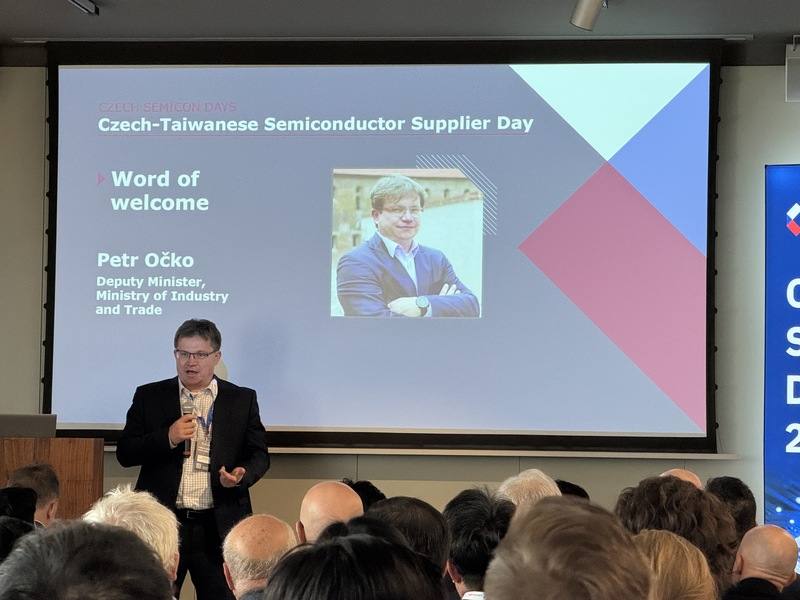 「台捷半導體供應商日」14日在捷克布拉格登場，活動聚集台捷產官學界代表，捷克貿工部次長歐榷克（Petr Očko）到現場致詞。