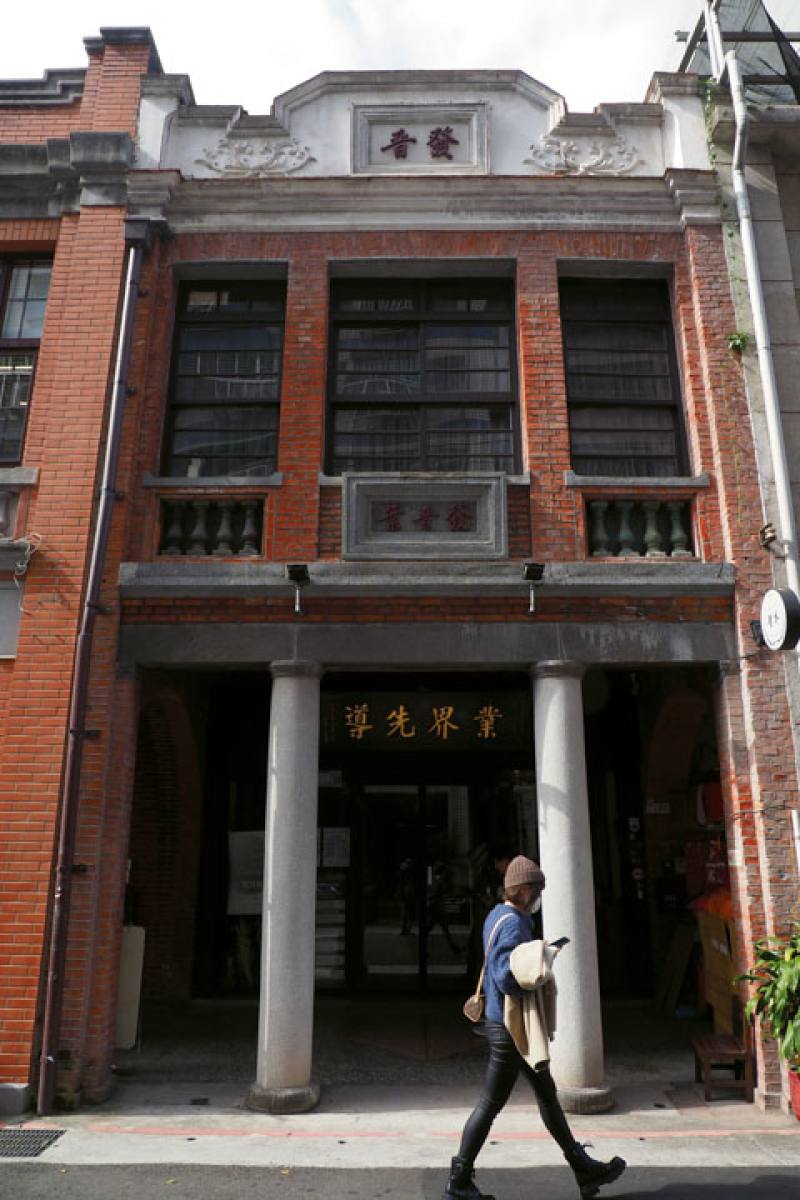 The use of stone columns and ballast stones to support the upper floor of a shophouse is typical of how Western architecture was first applied in Taiwan. According to Lee Tung-ming, it is often said there was once a time when it cost about as much to inst