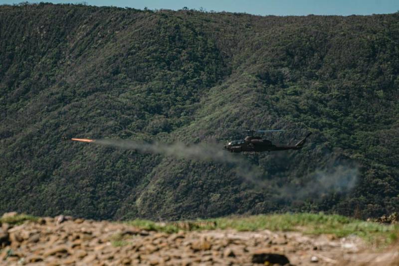 山谷中風勢強勁，飛行員需隨時進行側風修正，並在穩定的姿態下發射飛彈。（軍聞社記者林庭暉攝）