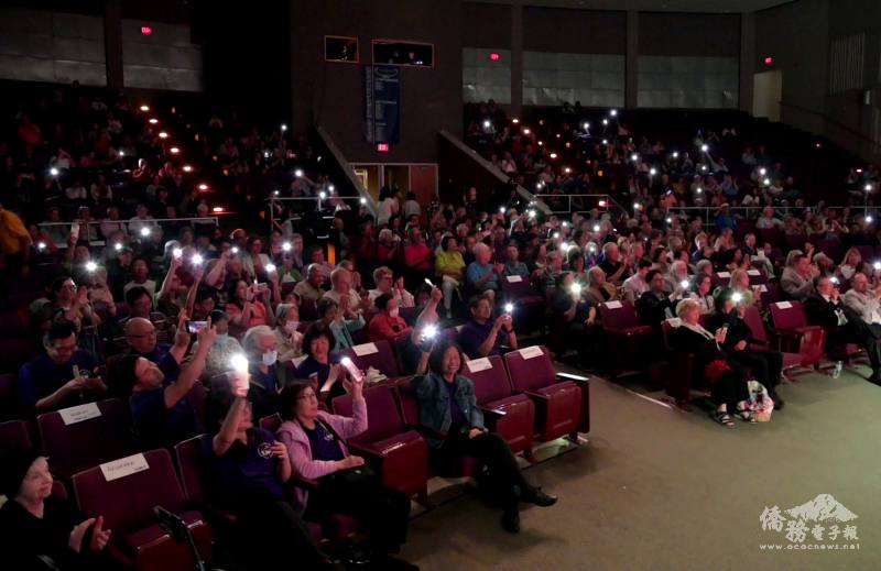 觀眾打開手機燈，高聲唱和力挺臺灣