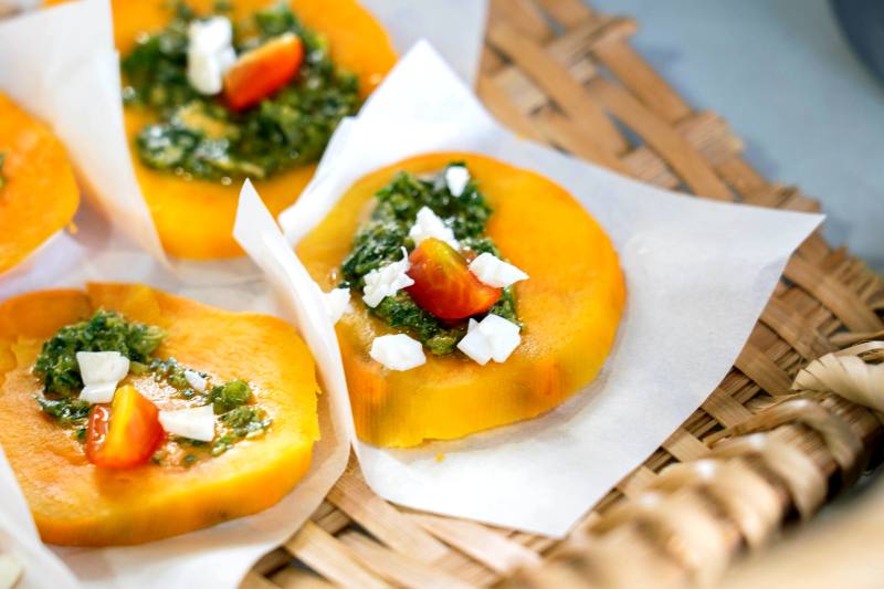 金黃南瓜搭配清爽青醬與起司，打造色香味俱全的精緻前菜