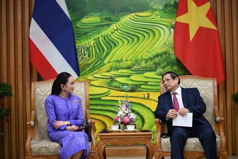 泰國總理貝東塔（左）16日在越南和越南總理范明正（右）會面，討論兩國合作事宜。（泰國總理府提供）