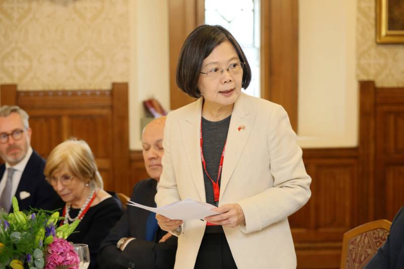 前總統蔡英文（站立者）15日在英國國會宴會廳與友台議員餐敘交流並致詞，呼籲英國加倍支持自由民主台灣的國際參與。（訪團提供）