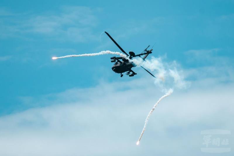 AH-64E完成射擊後，施放熱焰彈，完成戰術脫離。（軍聞社記者林庭暉攝）