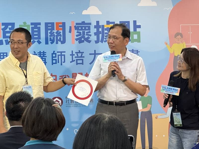 衛福部挹注300萬元推動創新課程講師培力計畫，社家署代理署長周道君（中）在啟動記者會上，隨講師現場引導畫出記憶中的美食「蔥油餅」，分享這段動人回憶。