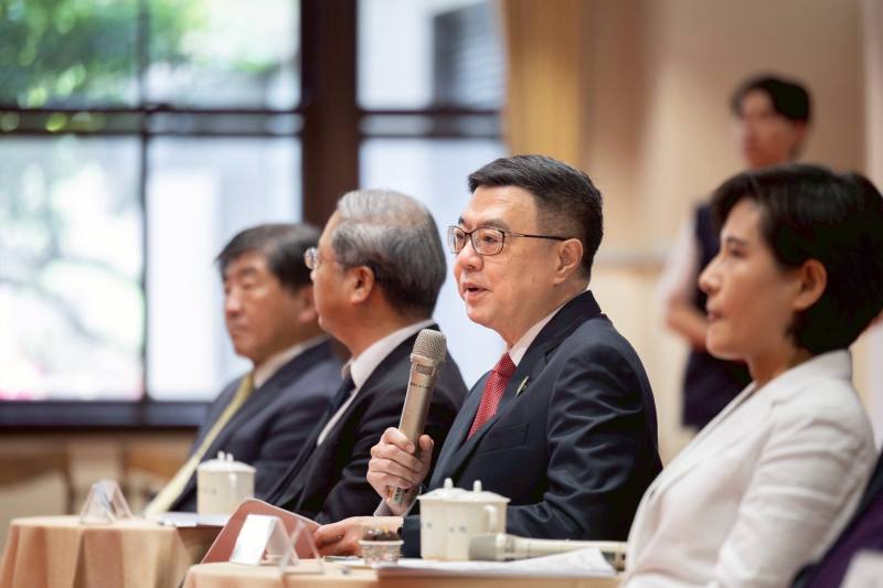 行政院16日舉辦媒體茶敘活動，由卓榮泰院長以「5大行動、20項進行式」為主軸，向國人同胞說明這一年來各項政務推動進展