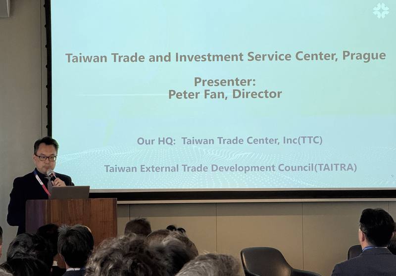 「台捷半導體供應商日」14日在布拉格登場，布拉格台灣貿易投資中心主任范成杰表示，因中美貿易戰，部分台商盼將市場重心轉向歐洲，中心將提供媒合律師、協尋廠址與人力資源服務，盼成台商拓歐後盾。