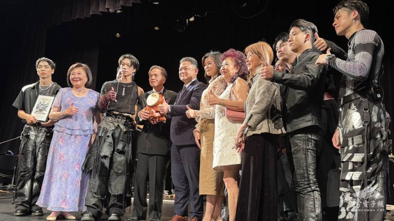 十鼓擊樂團致贈紀念品感謝主辦單位