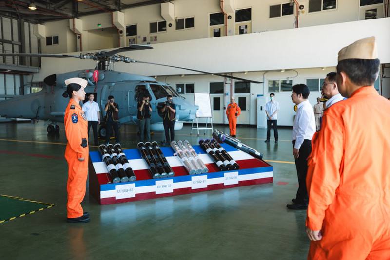 端午節將屆，賴清德總統16日上午前往高雄勗勉「陸軍工兵訓練中心」及「海軍反潛航空指揮部」，視導部隊操演機動阻絕器材架設及聽取相關任務簡報