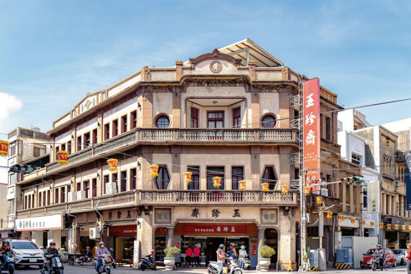 Yu Jen Jai bakery, founded in 1877 when Taiwan was under Qing-Dynasty rule, is a venerable shop that is very representative of Lukang. It is located on the corner of Zhongshan Road and Minzu Road.
