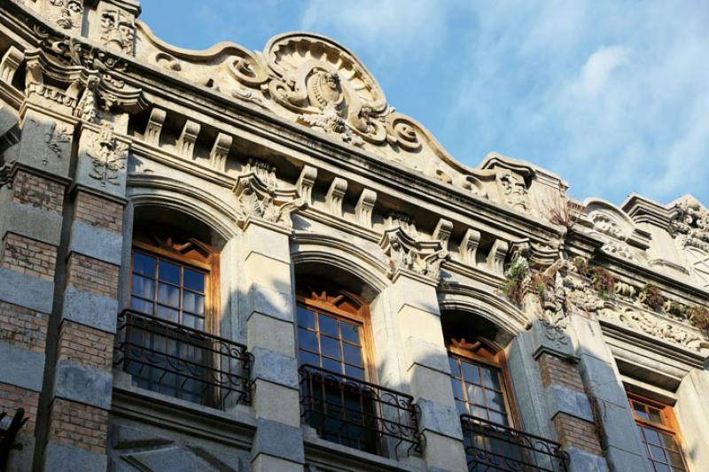Intricate decorations and sharply varying lines and curves on facades enable shopping streets to create pleasing skylines.