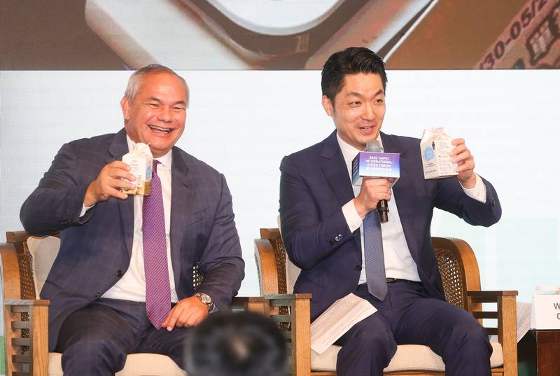 2025台北國際城市論壇16日登場，台北市長蔣萬安（右）出席並參與論壇，說明「鮮奶週報－生生喝鮮奶」等政策，也邀請台上講者一起喝鮮奶。