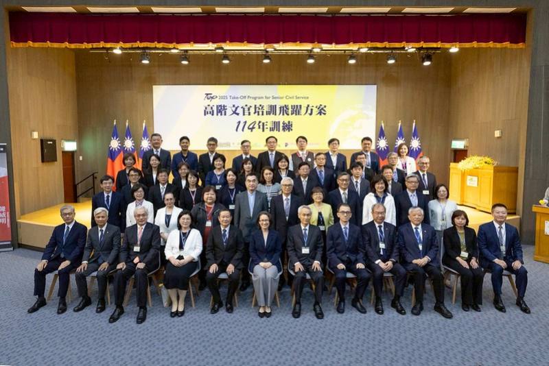 副總統和出席人員合影