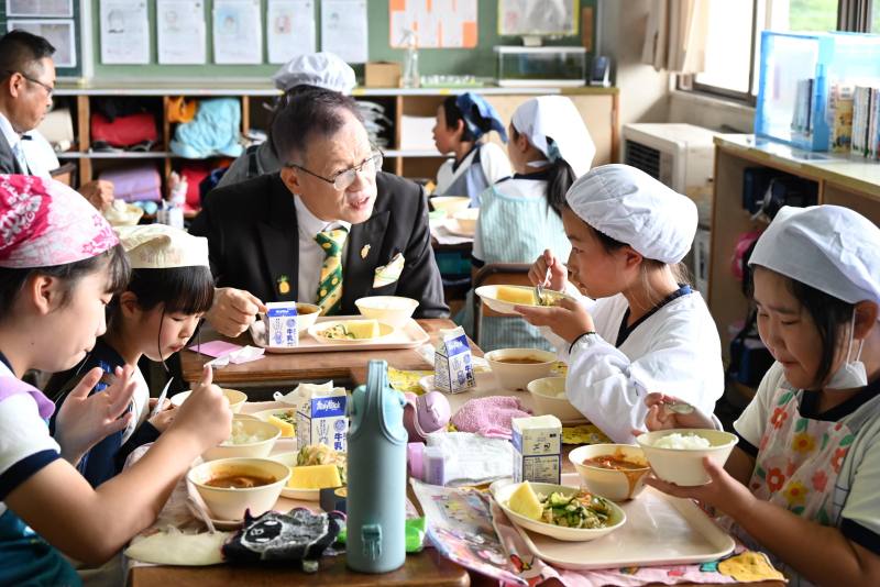 我國駐日本代表處農業組王清要組長與學童一起享用營養午餐，了解年輕潛在消費者對臺灣水果的想法與期待。