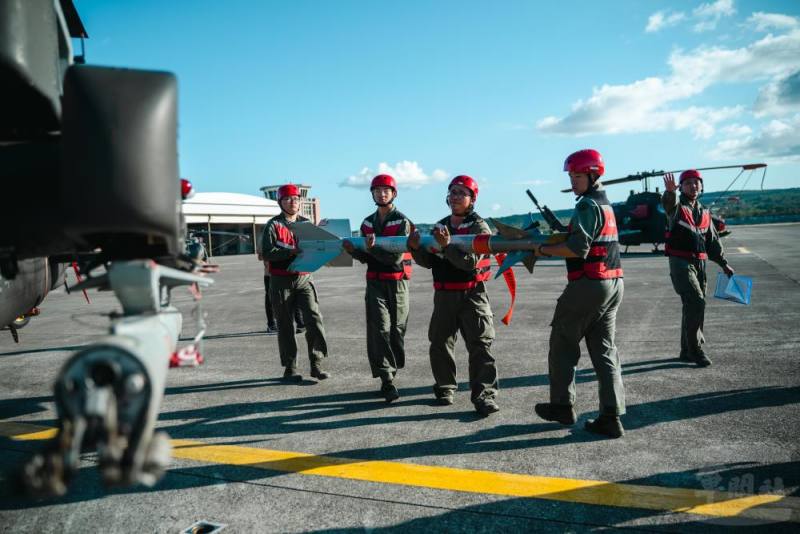 操演期間區分日間及夜間射擊，武器組官兵於凌晨或下午時，即需完成彈藥掛載。（軍聞社記者林庭暉攝）