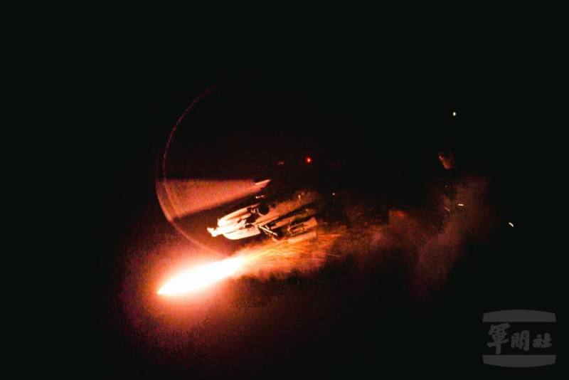 飛行員運用夜視裝備，於夜間實施射擊任務。（軍聞社記者林庭暉攝）
