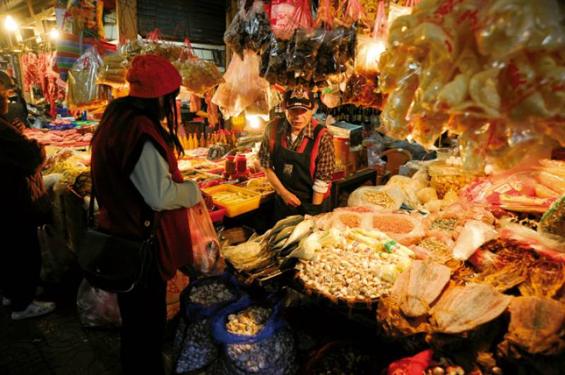 Zhongyang Market brings together more than 700 vendors offering a dazzling variety of goods and attracting many travelers to come in search of treasure.​​