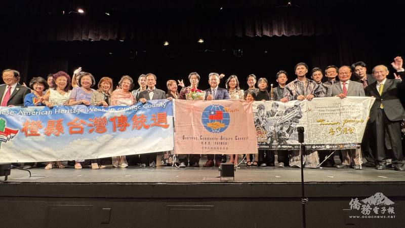 十鼓擊樂團演出後與主辦單位團隊合影