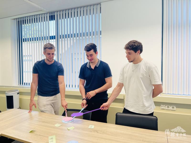 老師在課室中巧妙運用「愛的小手」蒼蠅拍增添學員間互動樂趣