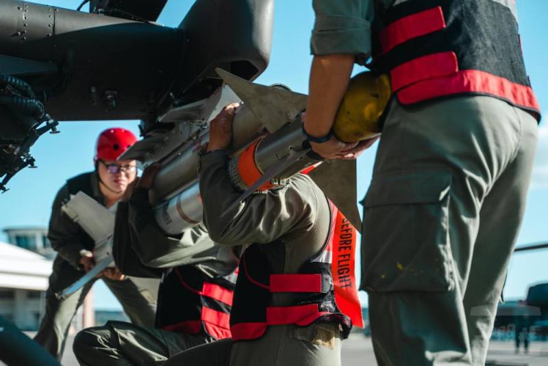 響尾蛇飛彈重達近200磅，需多人同時扛起完成掛載。（軍聞社記者林庭暉攝）