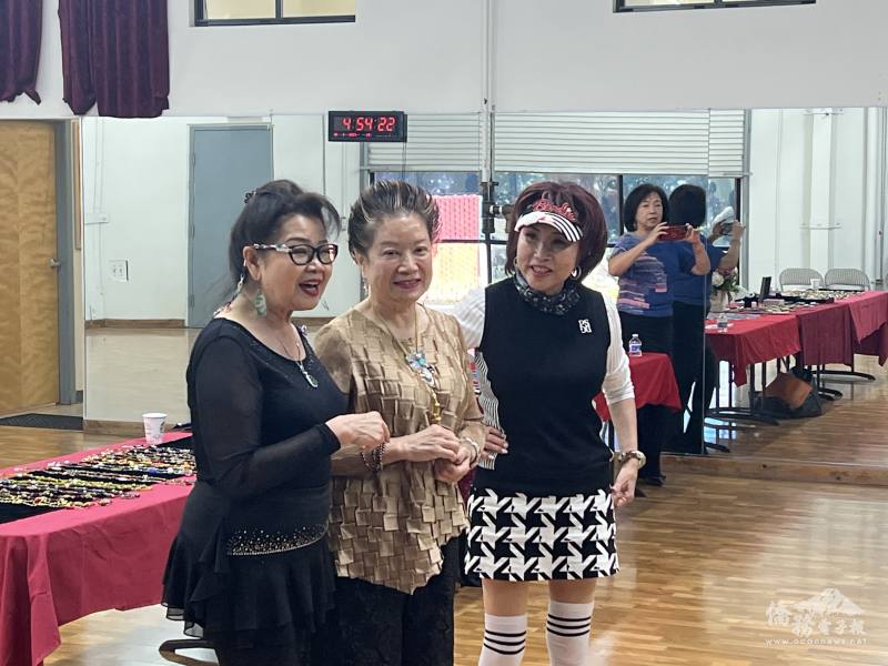 林貴香(左)介紹來自臺灣珠寶設計師陳金秀(中)