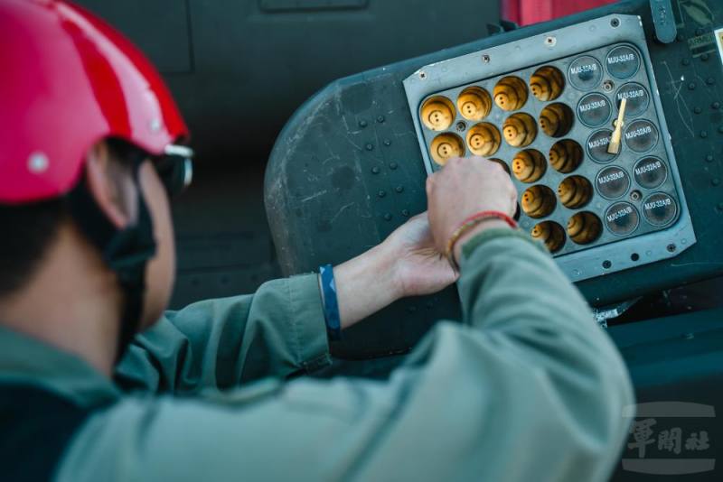 官兵掛載完彈藥後，再進行各項檢查，確保掛載狀況正常。（軍聞社記者林庭暉攝）