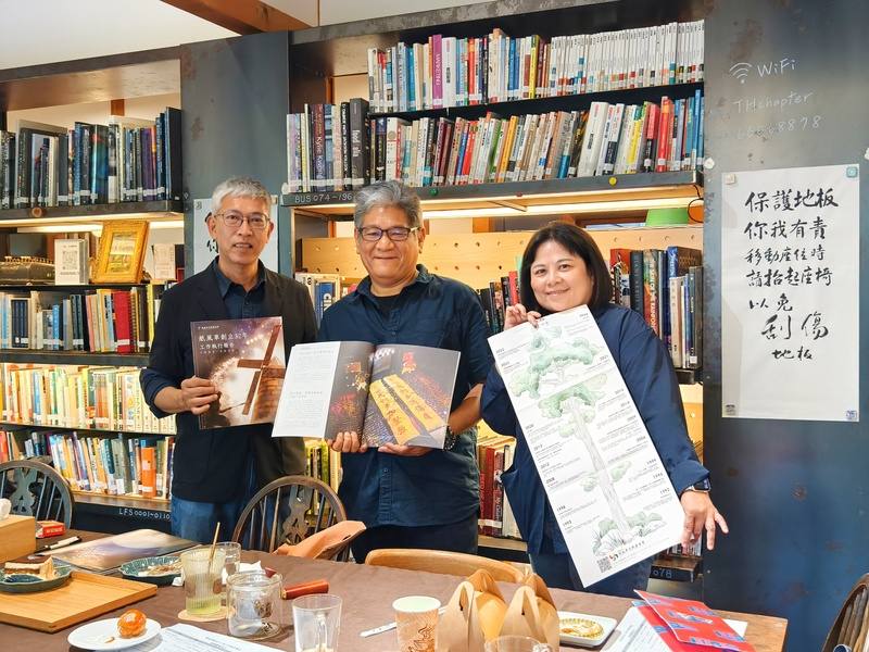 紙風車劇團出版32年來首本工作報告，創辦人李永豐（中）、紙風車劇團團長任建誠（左）及紙風車文教基金會執行長張敏宜（右）15日出席記者會，表示期待不管城市或偏鄉，都可以一直聽見台灣孩子的笑聲。