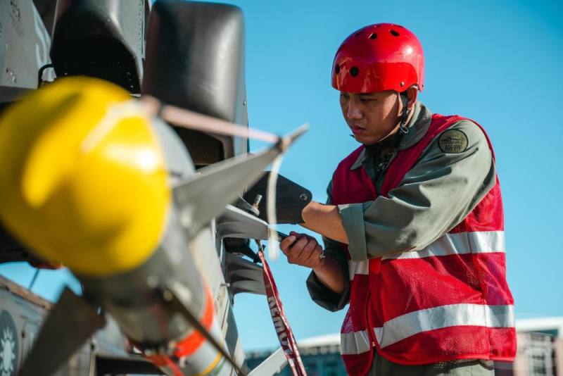 陸航武器組官兵於任務前，完成彈藥掛載。（軍聞社記者林庭暉攝）