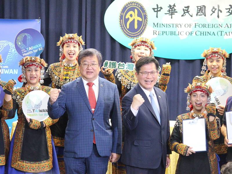 外交部長林佳龍(中右)16日表示，Chip in with Taiwan、台灣和你一起拚，衛福部長邱泰源(中左)表示，台灣在醫療與防疫領域是世界優等生 (央廣記者王照坤 攝)