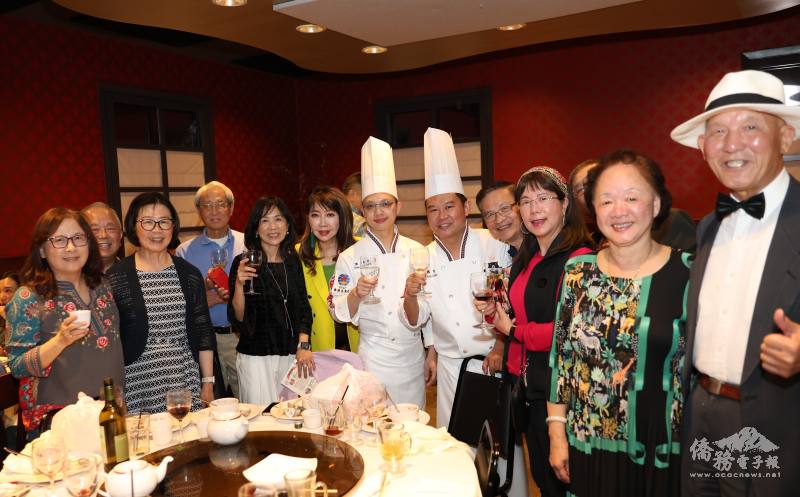 兩位來自臺灣的主廚廣受僑胞喜愛，活動現場眾多來賓紛紛合影留念