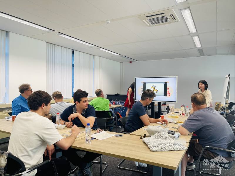 老師透過象形文字介紹象棋每顆棋子的名稱和意涵