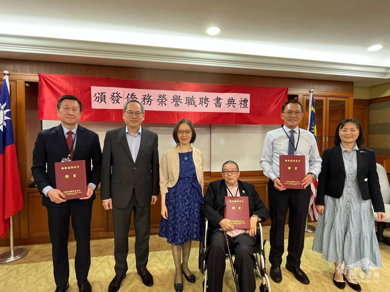 駐馬來西亞代表處大使葉非比代表僑委會委員長徐佳青頒發僑務諮詢委員聘書