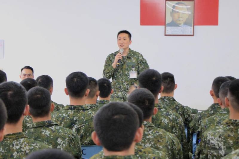 步兵101旅旅長蔡上校勉勵官兵，利用服役期間積極學習部隊事務，勇於迎接挑戰。（陸軍第十軍團提供）