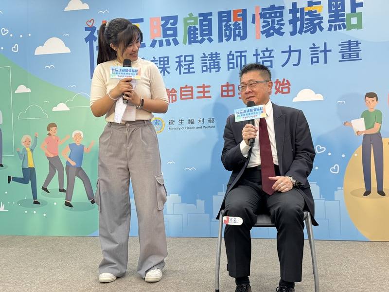 人生70才開始，衛福部挹注300萬元推動創新課程講師培力計畫，盼帶領長輩探索心靈、建構生命藍圖，衛福部次長呂建德（右）16日在啟動記者會中體驗課程。