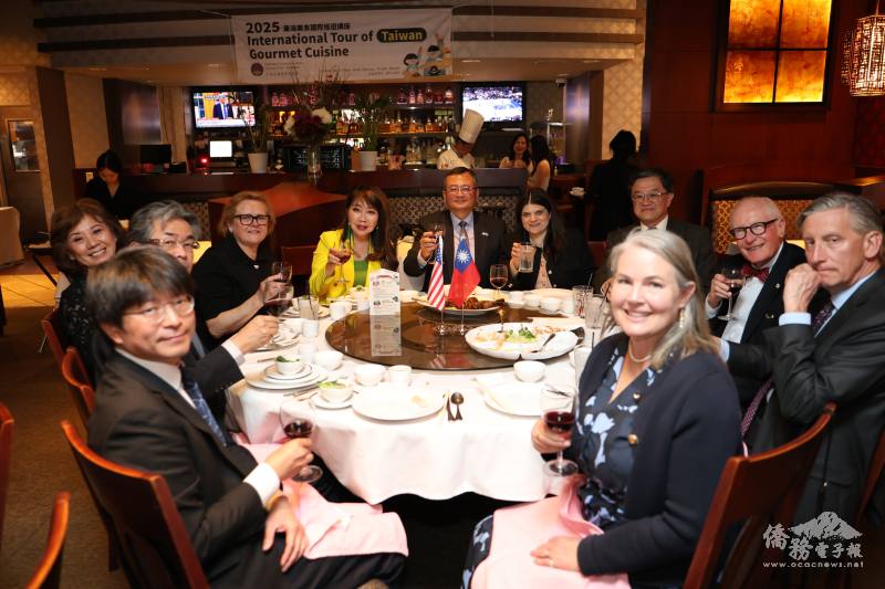 駐芝加哥辦事處處長類延峰（中）與密西根僑界領袖、政府官員、政要及外國領事貴賓一同出席盛會，共襄臺灣精緻飲食文化之盛舉