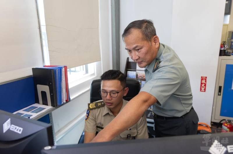 博愛營區日前實施「無人機反制教育訓練」，期使官兵瞭解遭遇無人機襲擾之通報與處置流程。（軍聞社記者吳柏融攝）