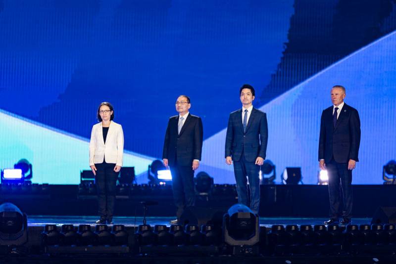 副總統與臺北市長蔣萬安、新北市長侯友宜、國際壯年運動總會（IMGA）會長Sergii Bubka等人，一起歡迎各位選手及運動愛好者參加2025雙北世界壯年運動會，並共同見證IMGA及本屆賽會雙會旗進場與升起，以及運動員宣誓儀式