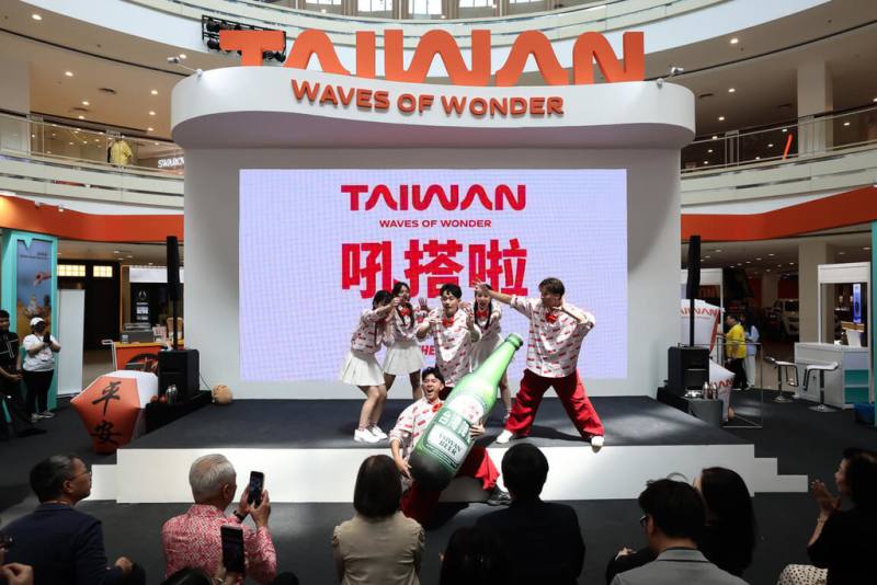 台灣旅展16日在馬來西亞檳城開幕，台灣啦啦隊現場帶來表演。（觀光署駐吉隆坡辦事處提供）