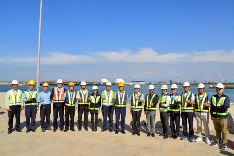 行政院長卓榮泰16日視察中油觀塘接收站（三接）及台電大潭廠增建計畫