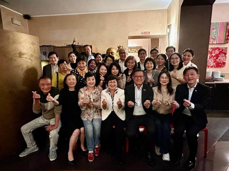 僑務委員會委員長徐佳青（前排左4）14日率團訪問米蘭，主持「義大利僑界聯歡晚會」，與駐米蘭辦事處處長林讚南（前排右3）及義大利各地台僑商互動，展現政府對海外僑胞的關懷。（駐米蘭辦事處提供）