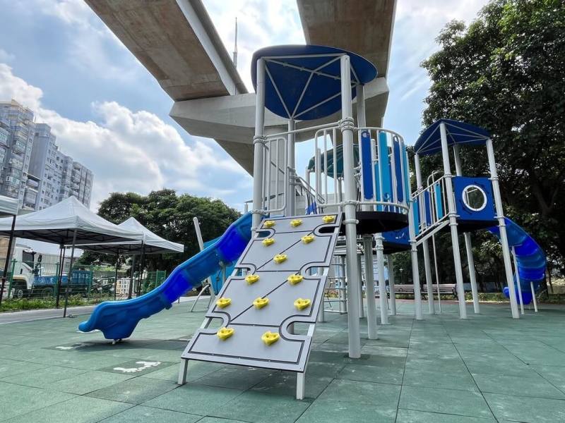 新北捷運三鶯線陶瓷老街站的「公三公園」親子共融遊具17日啟用，公園設置溜滑梯、導入無障礙設計的蹺蹺板、旋轉盤、體健設施，供不同年齡層的兒童使用。（新北市捷運局提供）