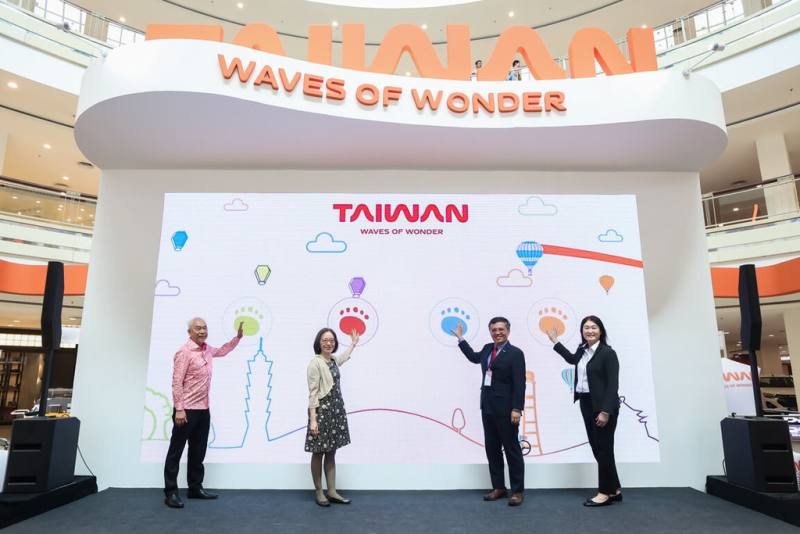 台灣旅展16日在馬來西亞檳城開幕，駐馬來西亞代表葉非比（左2）、觀光署駐吉隆坡辦事處主任周士弼（右2）等人主持開幕啟動儀式。（觀光署駐吉隆坡辦事處提供）