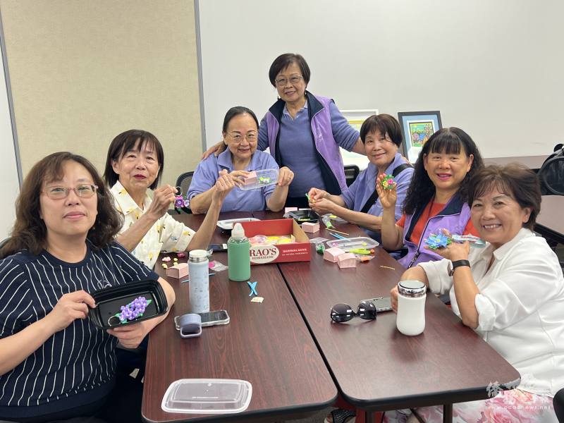 媽媽教室會員展示手工成品