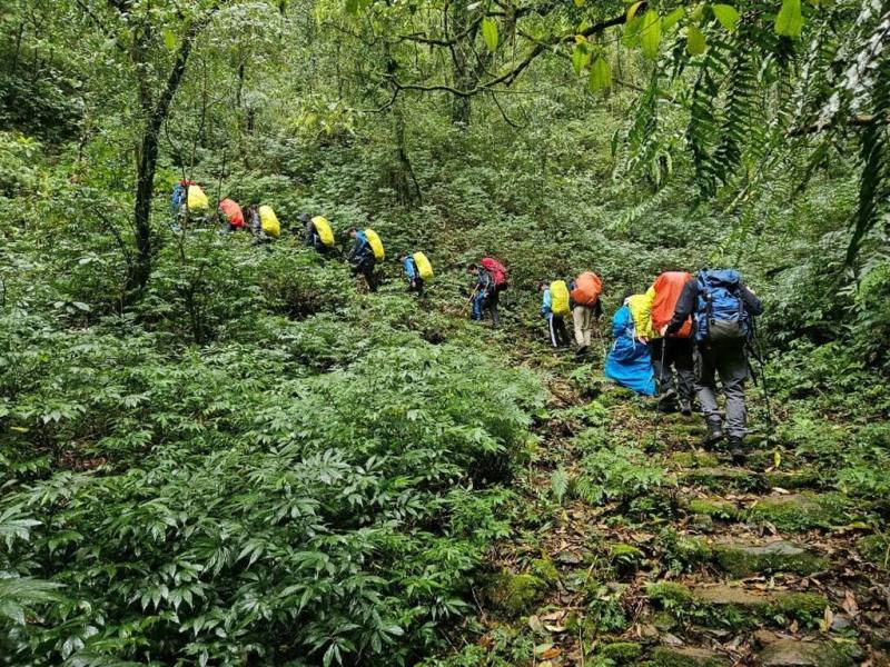 新北市坪林實驗國中2025年也成功引領學子挑戰走讀淡蘭古道，路程全長約16公里，培養孩子們走出舒適圈的冒險精神。（新北坪林實驗國中提供）