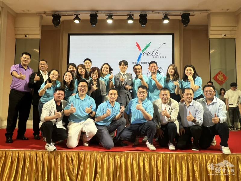 泰國僑團首領與泰國青商會合影