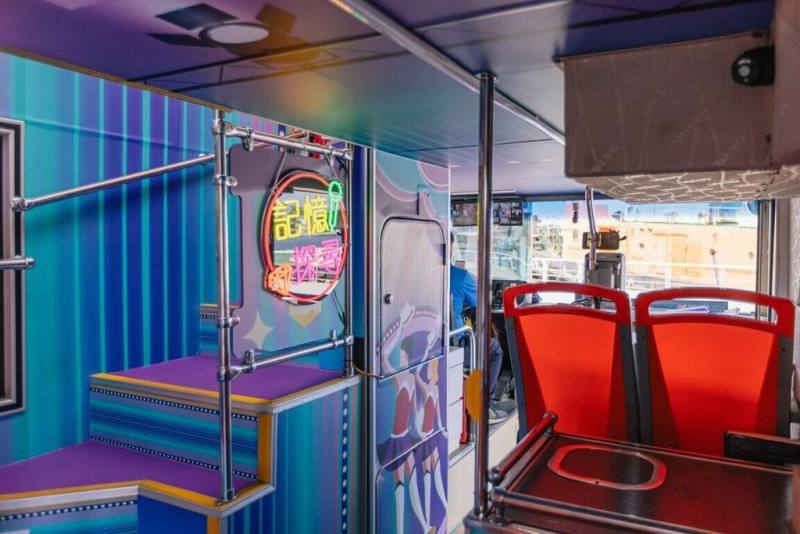 高雄客運推出「藍寶石雙層巴士輕旅行」假日套票行程，從這個週末起，在本月6個假日登場，邀請民眾搭乘懷舊主題雙層巴士，感受港都獨有的城市風貌。（高雄市交通局提供）