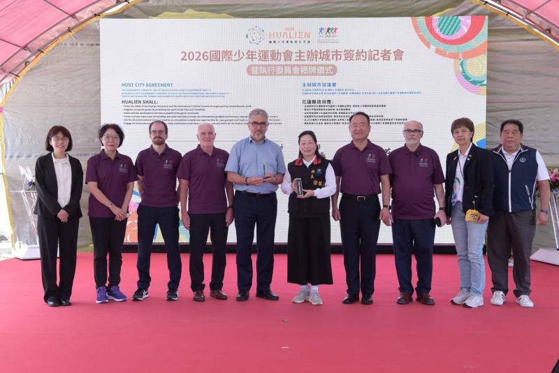 國際少年運動會會長Mr. Igor Topole(左5)與花蓮縣徐榛蔚縣長(右5)進行主辦城市簽約儀式，由體育署許秀玲組長(左1)、中華奧會曾文宏副秘書長(右1)、高中體總朱彩鳳秘書長(右2)共同見證